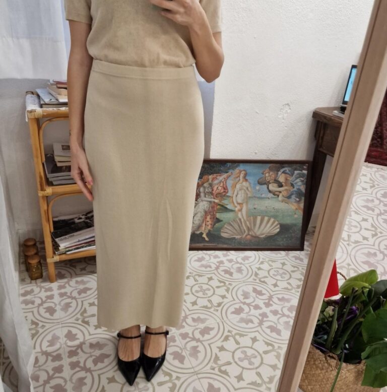 Gonna beige in maglia di pura lana - immagine 2