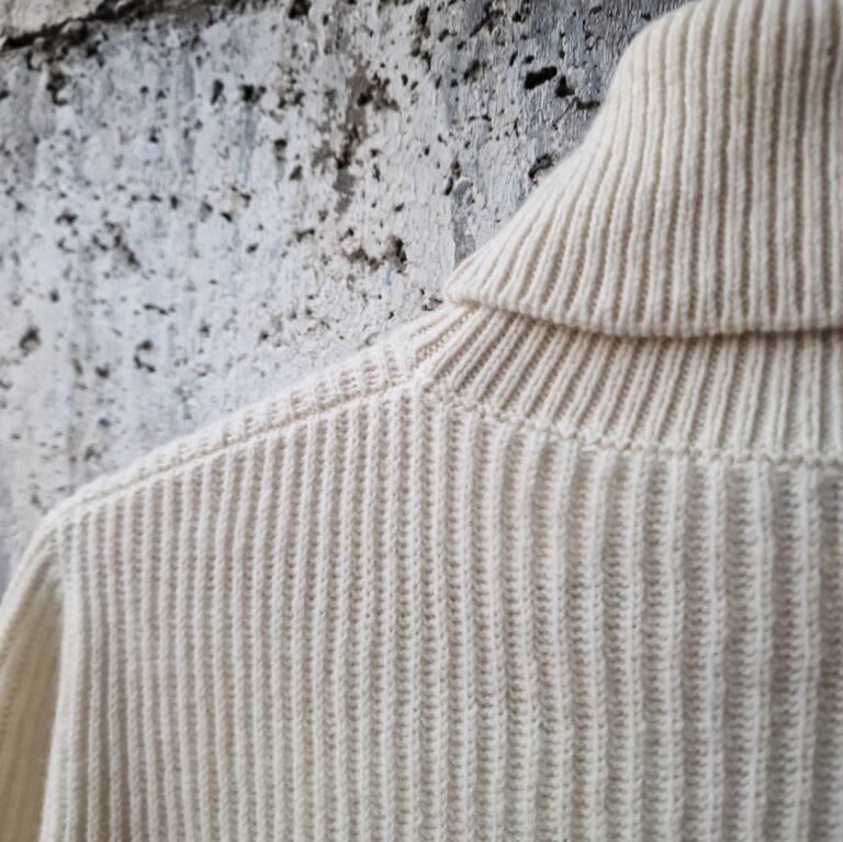 Maglione dolcevita panna by Parramatta in 100% lambswool - immagine 4