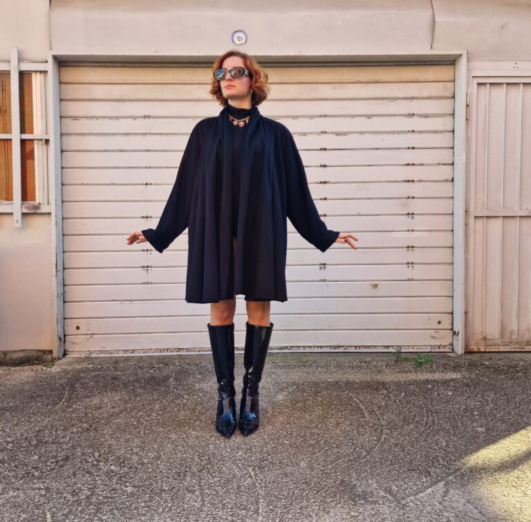 Cape coat in Pura Lana black - immagine 6