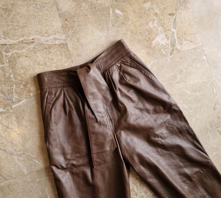 Pantaloni in pelle chocolate con cintura - immagine 5