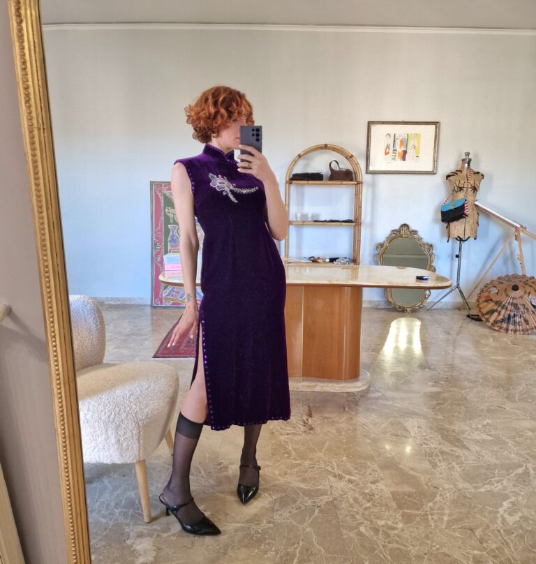 Abito qipao sartoriale in sottile velluto di seta viola