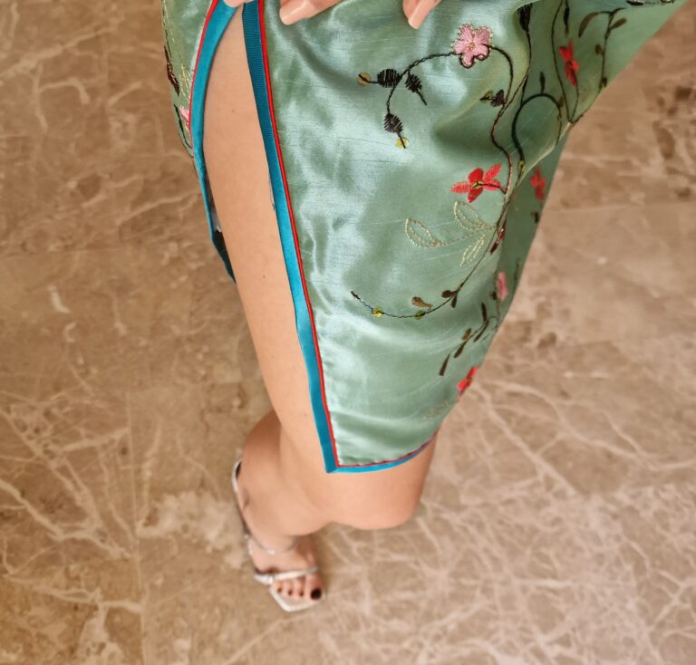 Abito qipao shantug di seta ricamato - immagine 4