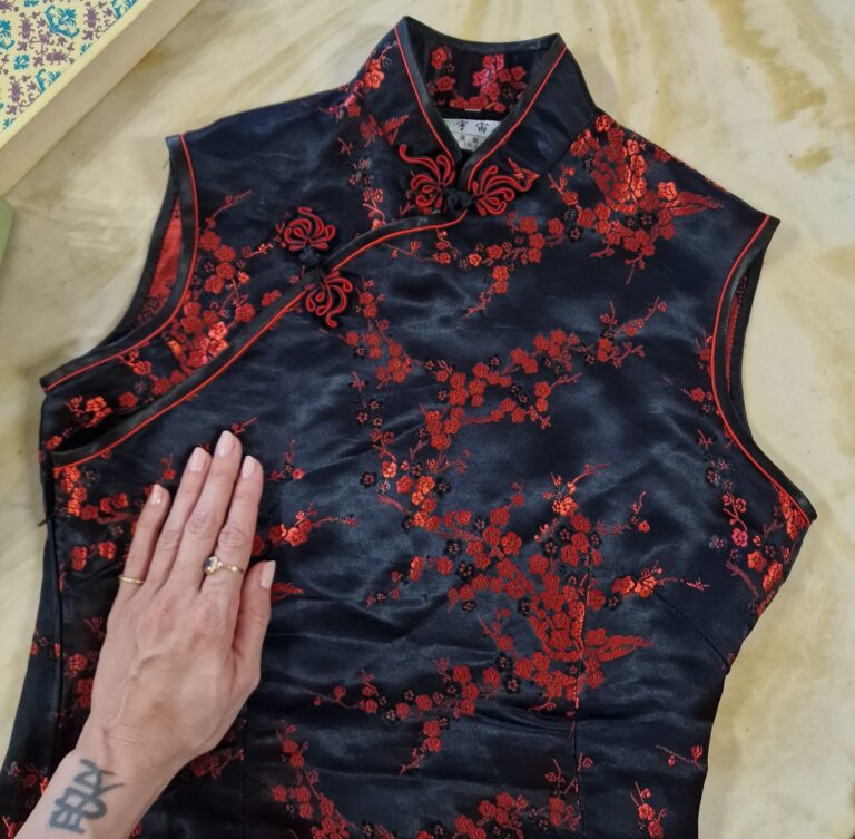 Abito qipao nero fiori ciliegio rossi - immagine 9